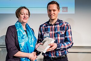 Moritz Niemeyer wird am Hochschultag von Beuth-Präsidentin Prof. Dr. Groß zum Tiburtius-Preis beglückwünscht (Foto: Gasch)